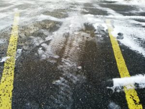 Jäätä asfaltilla